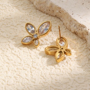 Boucles d'oreilles clous en acier inoxydable plaqué or 18 carats, motif floral, bijoux élégants et luxueux, cadeau unisexe, design géométrique durable - Product Image 4