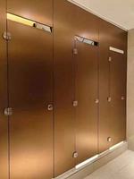 Cloisons de toilettes commerciales modernes en alliage d'aluminium, cloisons de salle de bain pour écoles publiques, murs de séparation pour douches, ignifuges