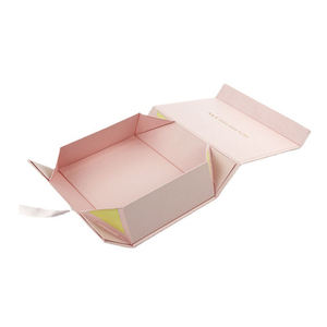 กล่องของขวัญแม่เหล็กพับได้แบบแข็งพร้อมฝาปิด ปั๊มฟอยล์สีชมพู ปิดด้วยริบบิ้น สำหรับบรรจุภัณฑ์เสื้อผ้าเครื่องแต่งกาย - Product Image 2