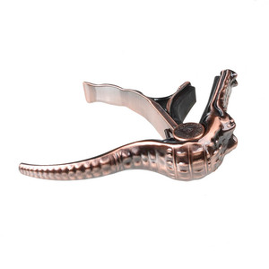 Capo para Guitarra Acústica Alice A007G con Forma de Cabeza de Cocodrilo, Afinación Rápida, Nuevo, Cromado - Product Image 2