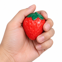 Jouet souple en forme de fraise avec un design mignon inspiré des fruits