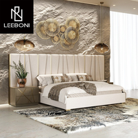Lit rembourré moderne de luxe en cuir blanc avec garniture dorée, ensemble de meubles de chambre avec table de chevet et armoire pour la maison