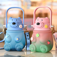 Bouteille d'eau en plastique givrée sans BPA pour enfants, motif ours mignon, grande capacité 900 ml, avec paille et sangle, idéale pour l'école - Nouveauté 2026