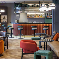 Bar moderne personnalisé pour restaurant, design en bois cannelé avec comptoir en Corian noir
