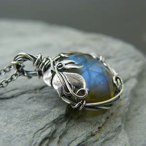 Collier Labradorite en Argent Pendentif Labradorite Bleue Bijoux en Argent Sterling Collier Feuille Pendentif Feuilles pour Femme - Product Image 1