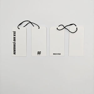 Étiquettes suspendues en papier mat écologique de qualité supérieure, étiquettes de vêtements, logo de marque personnalisé pour vêtements, sacs, chaussures - Finition gaufrée, sérigraphie - Product Image 2