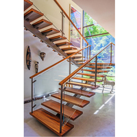 Escalier monolier contemporain avec marches en bois naturel et poutre en métal noir mat
