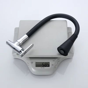 Robinet de cuisine noir à poignée unique Robinet mitigeur mural en zinc avec tuyau flexible Fonction eau chaude et froide pour hôtels - Product Image 4