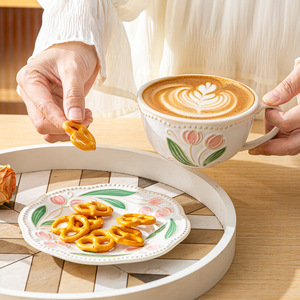 Juego de Taza y Platillo de Cerámica con Relieve Vintage, Taza de Café con Diseño Floral, Taza de Porcelana para Latte Art - Product Image 2
