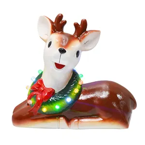 تمثال حيوان الرنة المُزين بمشهد عيد الميلاد المُزين بإضاءة ليد مناسب لتزيين أعياد الميلاد لعام 2024 يُباع بالجملة