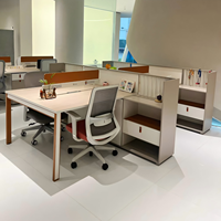 Ensemble de poste de travail de bureau moderne pour 4 personnes, bureau modulaire pour le personnel avec écran de confidentialité et armoires de rangement intégrées