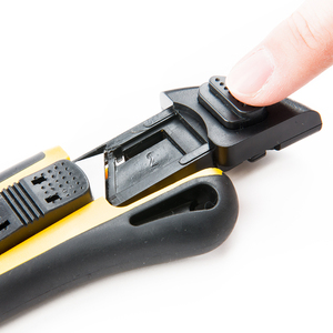 มีดอุตสาหกรรมแบบเลื่อนพร้อมด้ามจับพลาสติกและสแตนเลสแบบยืดหดได้ ขนาด 18 มม. พร้อมปุ่มกดอเนกประสงค์ สำหรับงานกระดาษ งานศิลปะ และงานสำนักงาน - Product Image 4