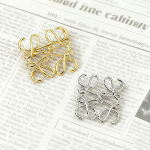 <span class=keywords><strong>Broche</strong></span> de niche, haut de gamme, luxe léger, géométrique irrégulière, simple, polyvalente et tendance, avec un design ajouré. - Product Image 1