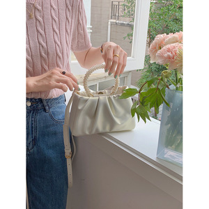 กระเป๋าถือทรงคลาวด์จีบประดับมุกหรูหรา สีขาว ขนาดมินิ สำหรับใช้ในชีวิตประจำวัน - Product Image 3