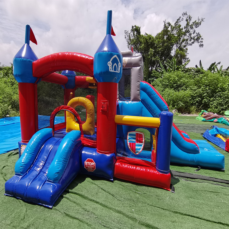 Toboggan rouge de 48 x 32 x 3 m