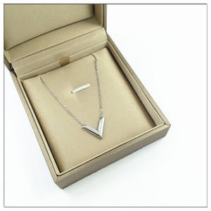 Collar con colgante en forma de V para mujer y niña, joyería de oro de 18k para el Día de San Valentín de eBay, gran oferta - Product Image 5