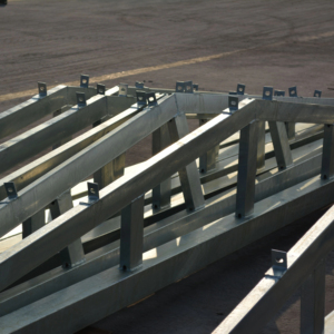 ระบบรั้วกั้นถนนแบบจุ่มสังกะสีร้อน รั้วกั้นความปลอดภัยบนทางหลวงเหล็ก รั้วกั้นแบบ W-Beam สำหรับโครงสร้างพื้นฐานการขนส่ง - Product Image 1