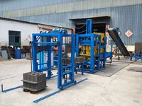 Machine de fabrication de briques en ciment entièrement automatique à commande PLC, système hydraulique du moteur, haut rendement, économique