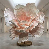 Grandes fleurs géantes en papier crépon faites à la main, pivoines de différentes couleurs disponibles pour les décors de mariage et les vitrines de centres commerciaux