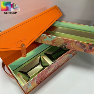 Элегантная многоразовая коробка для свадебных подарков с яркой цветной печатью, кожаным ремешком и премиальным вкладышем для презентации нескольких подарков. - Product Image 3