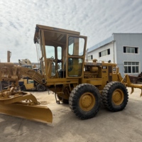Niveleuse Caterpillar CAT 140G d'origine japonaise, 5000 heures de fonctionnement, excellent état, boîte de vitesses et pompe incluses, prête à être expédiée.