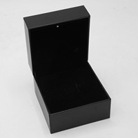 Boîte à bijoux de luxe en cuir PU noir avec fermeture magnétique, éclairage LED, rangement pour montres et revêtement UV