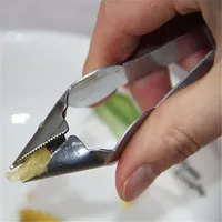 Couteau de cuisine en acier inoxydable Gadget New Pineapple Slicer Cutter Strawberry Huller Fruit Peeler Pinces Slicer Ananas pour métal