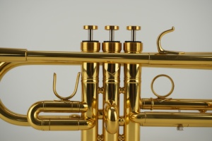 <span class=keywords><strong>Trompeta</strong></span> en Clave <span class=keywords><strong>de</strong></span> Do, <span class=keywords><strong>de</strong></span> Latón, con Acabado Electroforético Dorado, 3 Pistones <span class=keywords><strong>de</strong></span> Acero Inoxidable, Instrumento <span class=keywords><strong>de</strong></span> <span class=keywords><strong>Viento</strong></span> Duradero para Principiantes - Product Image 2