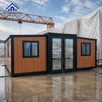 Casa Contenedor Expandible Moderna con Paneles de Madera Marrón, Estructura de Acero Negro, Puerta Doble de Vidrio y Ventanas Abatibles, Casa Prefabricada