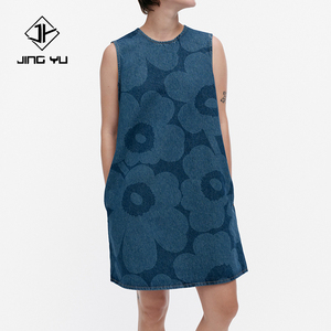 Robe mini sans manches en denim 100% coton, coupe trapèze, effet usé, tendance, sur mesure, haute qualité. - Product Image 1