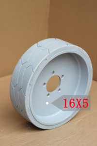 Nuevo producto Kobura: Llanta de fibra de carbono de alta calidad con neumático de caucho para plataformas de trabajo aéreas como elevadores de tijera, más ligeros y resistentes. - Product Image 6