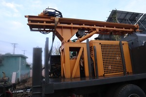 מקדחת בארות מים ניידת על משאית דיזל מדגם YOTOL, בעלת הספק של 85 קילוואט (380 כוחות סוס), מדגם HOWO 6x4, עם פטיש פנאומטי, עומק קידוח מקסימלי של 600 מטר, עם מנוע. - Product Image 3