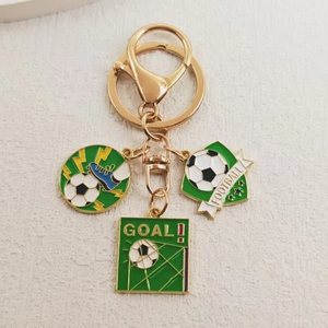 Porte-clés de football tendance en métal pour la Coupe du Monde 2026 : <span class=keywords><strong>Chaussures</strong></span> de foot et ballon de football – Idéal pour les souvenirs sportifs – Offre spéciale - Product Image 3