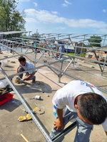 Système de montage photovoltaïque modulaire fixe et étanche pour toits plats, avec supports triangulaires en aluminium, pour projets commerciaux et industriels sur toits.