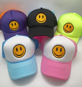Topi Tambal Bordir Kustom dengan Logo Dua Warna 5 Panel Topi Jala Busa Tali Golf Topi Trucker Wajah Tersenyum Bahagia