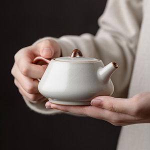 Tetera Pequeña Hecha a Mano en Horno Ru, Juego de Té de Cerámica Kung Fu con Tapa, Tetera de Piedra Beige con Cucharón, Puede Usarse para Cultivar - Product Image 1