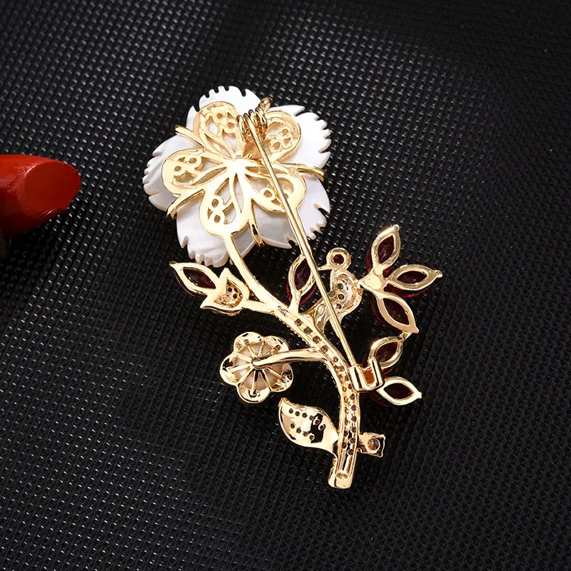 韓国版の甘くてスマートなハイエンドの赤い真珠の花のマイクロで覆われたブローチ