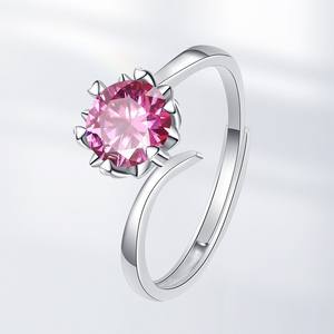 Anillo de Piedras Preciosas Chapado en Plata con Seis Garras Clásicas de 1 Quilate, Tamaño Ajustable, Piedras Blancas y Rosas para Compromiso de Boda - Product Image 5