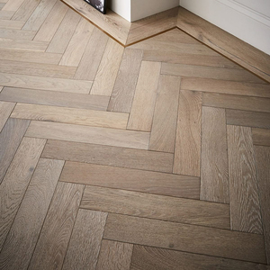 Parquet en chêne brossé à trois couches CE, qualité ABC, résistant au feu, système T&G, 18 mm, durable, en chevrons, pour les lieux sportifs - Product Image 1