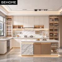 Meubles de cuisine modulaires de luxe sur mesure en bois grainé avec îlot vitrine à vin en verre LED pour projets de cuisines de villas, hôtels et appartements