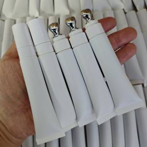 Maximizador de labios vegano con logotipo personalizado en stock y etiqueta privada - Product Image 1