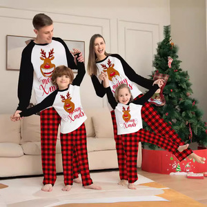 Pigiami Natalizi Coordinati per Famiglia con Stampa a Maniche Lunghe per Uomo e Donna, Vendita all'Ingrosso - Product Image 1