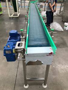 Özelleştirilmiş Otomatik Mühendislik Plastikleri İçecek Şişesi Bantlı Konveyör, Dolum Makineleri ile SUS304 Yüksek Kapasiteli - Product Image 4