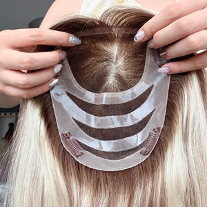 Listo para enviar: Topper de encaje con nudo único en la parte superior, rubio balayage, sin pegamento, para cuero cabelludo sensible, transpirable para verano con PU antideslizante. - Product Image 1