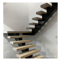Escalier à monopoutre en acier plié, conception en tôle soudée, marches en chêne massif, esthétique moderne