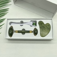 Rouleau de jade néphrite et Gua Sha personnalisés en gros avec micro-aiguille Derma Roller, ensemble de rouleau de jade naturel et Gua Sha avec boîte
