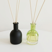 Diffuseur de parfum en verre avec bâtonnets en fibre, directement du fabricant, pour la décoration intérieure et le marché B2B hôtelier