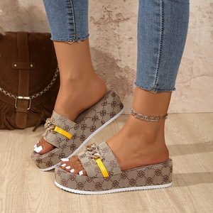 <span class=keywords><strong>Ciabatte</strong></span> di Grande Formato <span class=keywords><strong>per</strong></span> Donna con Catena, Pantofole con Piattaforma di Design, Vendita Diretta dalla Fabbrica - Product Image 6