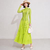 Ensemble plissé Miyake pour femme : haut à manches longues et col montant, jupe longue, imprimé abstrait vert, tenue plissée