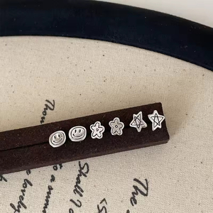 Boucles d'oreilles clous pour femme en argent sterling 925, design vintage mignon et de niche, luxe et mode, pour soirée, adaptées aux peaux sensibles - Product Image 3